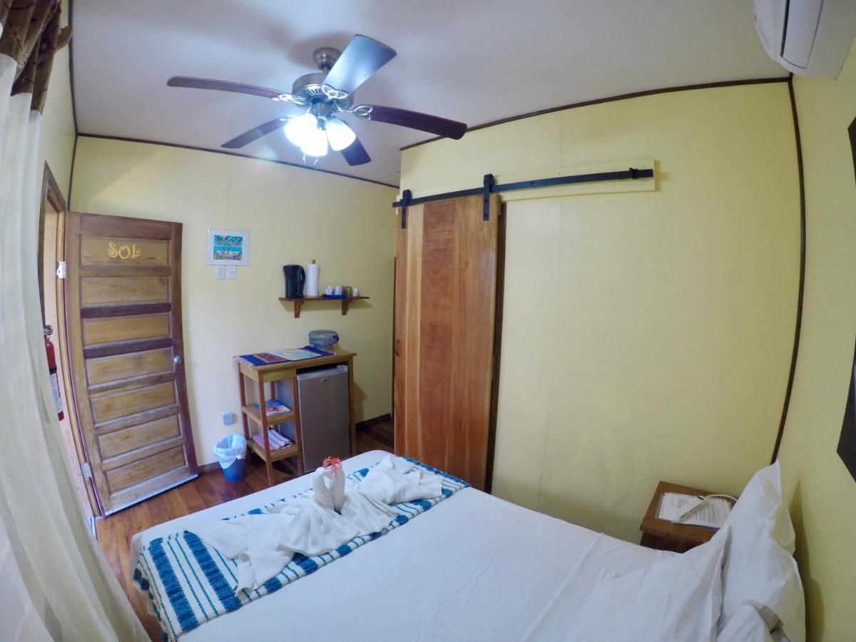 Chila's Accommodations Caye Caulker Esterno foto