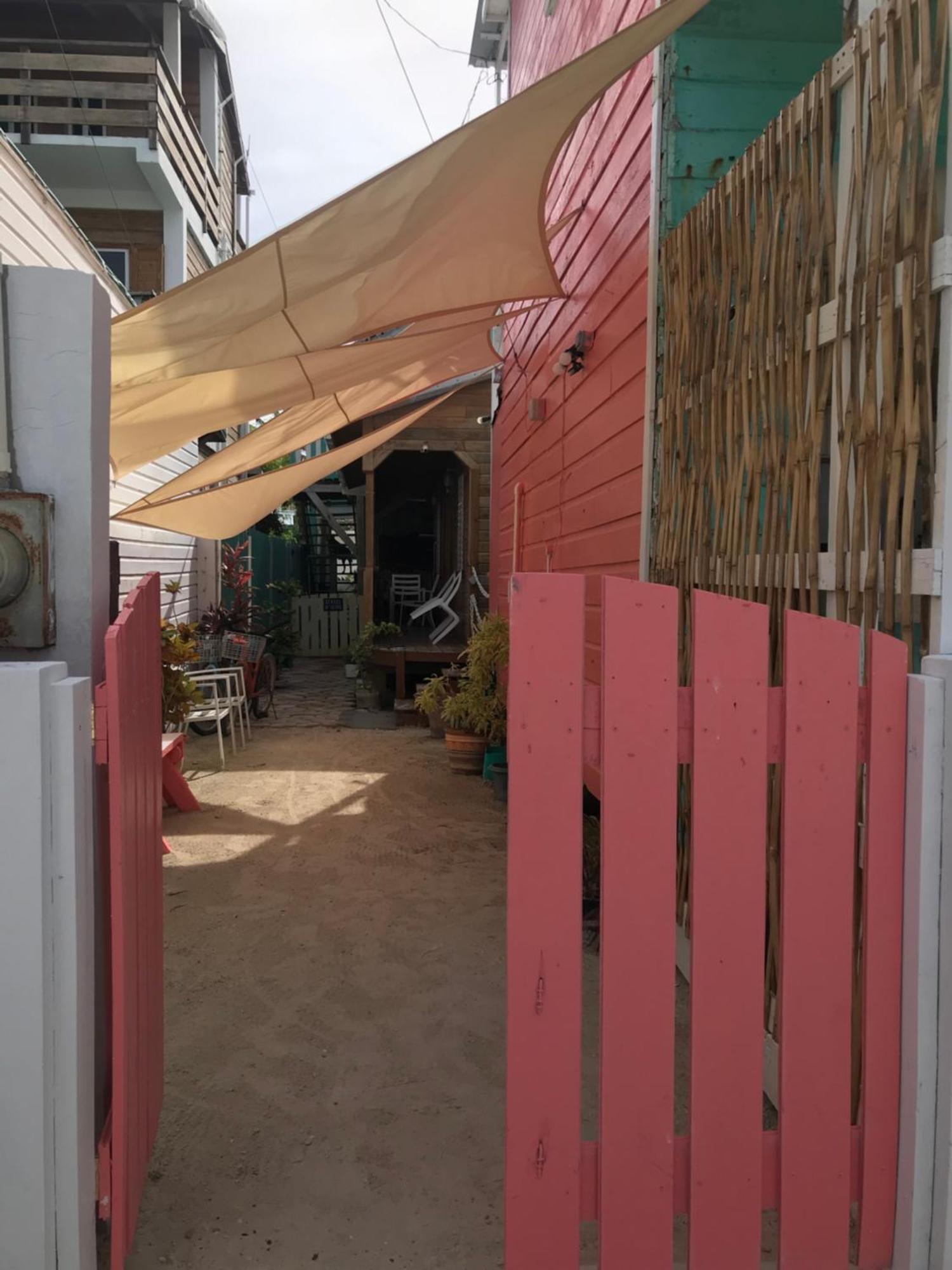 Chila's Accommodations Caye Caulker Esterno foto
